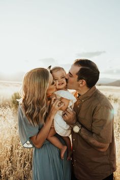 Boho Family Photos, Family Photos With Baby, Fall Family Portraits, Baby Fotografie, Fall Family Photo Outfits