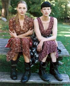 90's Fashion Grunge Granny Dress, 1990 Style, Moda Grunge, Fashion 1990s, Nadja Auermann, Vogue Vintage, Vogue Editorial, 90s Fashion Grunge, Vogue Us