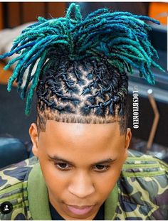 Männliche Dreadlocks, ihre Eigenschaften und Fotos von ungewöhnlichen Optionen #dreadlocks #eigenschaften #fotos #mannliche #optionen #ungewohnlichen Short Dread Styles For Men Dreadlocks, Dread Hairstyles For Men Medium, Hightop Dreads Styles Men, Loc Styles For Men Short, Braided Locs Men, Short Dread Styles For Men, Medium Loc Styles For Men, Male Loc Styles, Men’s Loc Styles