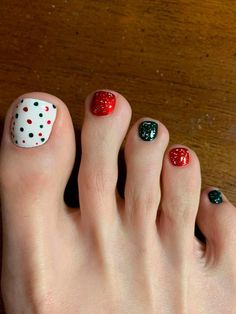 Green Christmas Toe Nails, Christmas Toenails, Christmas Toe Nails, Toes Painted, Christmas Pedicure, Toenails Pedicure, Nail Designs Toenails, Christmas Toes, Polka Dot Christmas