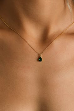 Silver Teardrop Necklace, Square Emerald Necklace, Dainty Gold Birthstone Necklace, Necklace Handmade Ideas, Emerald Pendant Simple, Gold And Green Jewelry, Gold And Emerald Necklace, Green And Gold Necklace, Emerald Chain