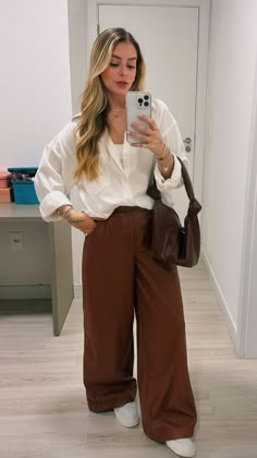 paty sp outfit Worship Outfits Women, Brown Jeans Outfit, Worship Outfits, Brown Pants Outfit, Job Clothes, Outfit Elegantes, Look Office, Outfit Vintage