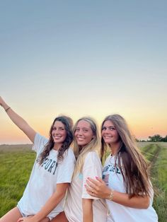 #sunset #besties Bff Photos, Besties Pictures, Bff Things, 3 Musketeers, Cheer Poses, Group Pics, Aesthetic Pics, Friend Goals, Sunset Pictures