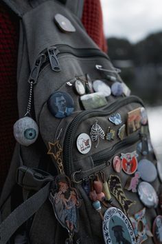 Messenger Bag Outfit Aesthetic, Pins On Bag Aesthetic, Goblincore Backpack, Messenger Bag With Pins, Punk Backpack, Backpacks Aesthetic