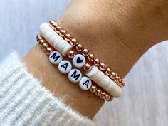 Beaded Bracelet Designs, Etsy Beaded Bracelets, Pulseras Kandi, Gold Bead Bracelet, Bracelet Name, Mama Bracelet, Bracelets Beads, Bohemian Jewellery, Stacking Bracelets