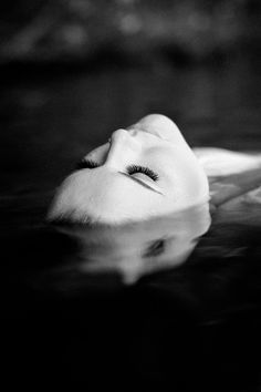 Creative water photoshoot black and white portrait classic Kaitlyn Rose, Underwater Photoshoot, Rosé Portrait, Ig Model, Water Photoshoot, Eyes Watering, Beach Photoshoot, Pictures To Draw, In Water