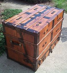 an old trunk is sitting on the sidewalk