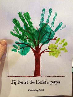 a child's handprint with the words jj bente de liefste papa on it