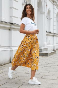 32 inspirações: look amarelo para o verão - MIX DA MEL Rok Outfit, Skirt Diy, Modest Casual Outfits, Apostolic Fashion, Long Skirt Outfits, Outfits Modest, Modest Clothing, Maxi Skirts