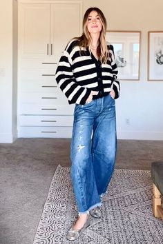 Foto: navygraceblog - Calça barrel leg: tendência polêmica que conquistou as fashionistas. Calça barrel leg jeans com cardigan listrado e sapatilha prata. Barrel Leg Jeans, Blake Lively, Leg Jeans, Barrel