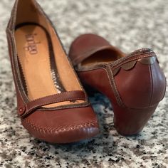 New In Box Brown Leather Upper Man Made Balance Size 9 2 3/4” Heel Cushioned Insole Casual Leather Heels With Heel Tab, Brown Leather Casual Court Shoes, Closed Toe Block Heels, Rose Gold Heels, Clear Block Heels, Denim Heels, Jessica Simpson Heels, Brown Leather Heels, Women Heels