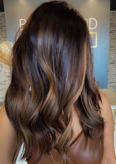 hair color for brunettes. brown and caramel hair balayage. brown hair color ideas Hair Color Ideas For Curly Brunettes, Fall Hair Color For Brunettes 2022, Half Balayage Brunettes, Wedding Hair Colors, Mom Hair