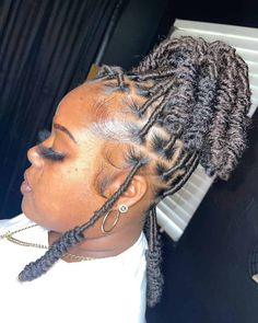 How to loc knots & 30 loc knots hairstyles on soft locs Soft Locs Knot Bob, Soft Locs In A Bun, Hairstyles For Bday, Soft Loc Styles, Vision Board God, Soft Locks