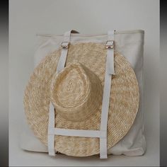 One Of The Most Unique Bags We Have Ever Seen! Perfect For The Hat Lover! See Description In Pics. Luxury Hats, Hat Holder, Holiday Hats, Travel Tote Bag, Leather Hats, Unique Bags, Carrier Bag, Tote Bag Pattern, On Holiday