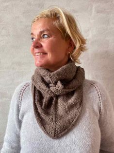 Knitting pattern for Luna bandana by Inge-Lis Holst for Önling Here you get the pattern for a large bandana - or a mini shawl - designed to keep your neck warm and snug. Elevate your outfit with a lovely Luna bandana and experience the soft luxury of a scarf in our beautiful, luxurious Önling No 1, made of soft merino wool and angora. You will need 2 balls of Önling No 1 yarn, and you can choose from a variety of lovely colors. The hardest part might be limiting yourself to just one mini shawl.