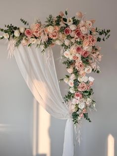 an arch decorated with pink and white flowers