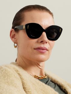 LOEWE Eyewear's sunglasses are designed with oversized cat-eye frames that emulate retro styles. Made from glossy black acetate, they feature gold-tone accents, including the signature 'Anagram' at the temples, and are fitted with gray lenses. Loewe Sunglasses, Chelsea Boots Mens, Oversized Glasses, Square Toe Shoes, Gray Lenses, Retro Styles, Chelsea Boots Men, Acetate Sunglasses, Eyewear Womens