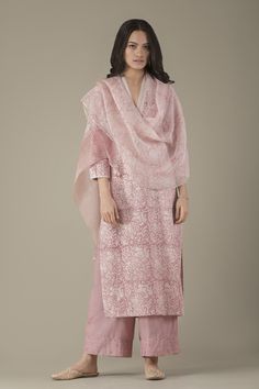 RUBAB A collection of casual daywear that celebrates the craft tradition of Kalamkari handblock printing with natural dyes on cotton, muslin, and chanderi. #GoodEarthSustain Salwar Designs, Shirt Outfits, Kurta Designs Women, Dress Indian Style