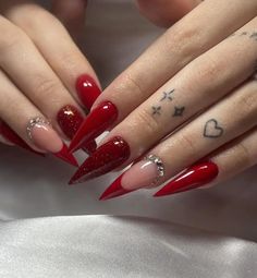 Siga | @unhas.cativants💕 💅Vem ser uma Nail designer de Sucesso, faça parte do nosso time de alunas que só cresce. 🩷Clica agora no Link da Bio e garanta já sua vaga em Nosso Curso de NAIL DESIGNER. #manicure #unhaslindas #unhasdecoradas #unhasemgel #unhasdelicadas #unhasdeluxo #unhasdeprincesa #manicureiniciante #unhasmaravilhosas #unhasdasemana #nailsnailsnails #nailsart #unhasinspiracao #unhas #unhasdegel #nailart #nailsnailsnails #unhasdecoradas #naildesign #nails #nailsofinstagram #nail... Red Inspo Nails, Simple Stiletto Nails, Stiletto Nails Designs, Spring Nail Art, Coffin Nails Designs, Acrylic Nail Designs, Nail Designer