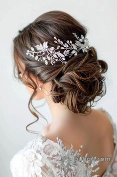 Diy Bridal Hair, Winter Wedding Hair, Wedding Hair Up, Classic Updo, Bohemian Braids, Timeless Wedding Dress, Trends For 2024, Organic Hair