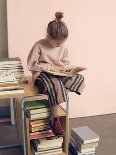 Kid Reading A Book, Books About Art, The Moon Vintage, Reading Pictures, Children Reading, Kid Books, Moon Vintage, Pile Of Books, Kids Library