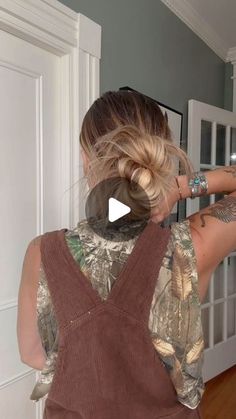 Work Updo, Bun Hack, Messy Bun For Short Hair, Claw Clip Hairstyle, Clip Hairstyle, Hair Today Gone Tomorrow, Cute Buns, Fun Buns, Short Hair Bun