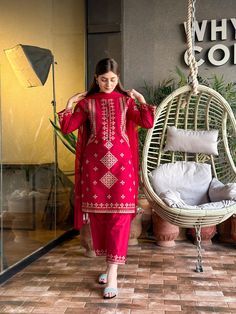 Maroon Dupatta, Latest Summer Fashion, Simple Pakistani Dresses, Fashion Design Dress, Pakistani Bridal Wear, Embroidery Suits Design, Boutique Dress Designs, Chiffon Dupatta, Fashionista Clothes