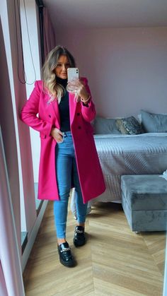 Pink Coat Outfit Ideas, Look Maxi Blazer, Pink Loafers Outfit Work, Women Preachers Outfits, Pink Peacoat Outfit, Blazer Fiusha Outfit, Pink Blazer Winter Outfit, Pink Coat Outfit Casual, Outfit Blazer Rosa Fiusha