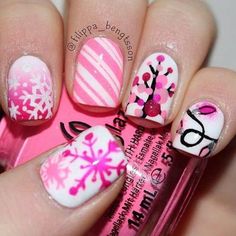 Pink snowflakes Holiday Nails Pink, Cute Holiday Nails, Toenail Ideas, Christmas Manicures, Nail Board, Holiday Nail, White Nail Art, Christmas Nail Art Designs, Holiday Nail Art