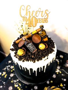 there is a cake that has been decorated with chocolate chips and beer bottles on it