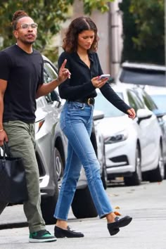 Zendaya Street Style, Mode Zendaya, Fall California, Estilo Zendaya, Clothing Basics, Aesthetic Overalls, Australian Winter, Pumpkin Stand, Ireland Fashion