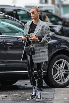 Hailey Bieber's Vinyl Skinny Pants | Celebrity Style Guide.  #streetstyle #styleinspiration  #clothes #style  #wear #fashion #womensfashion Vans Outfits, Eyes Glasses, Celebrity Style Guide, Model Behavior, Easy Style