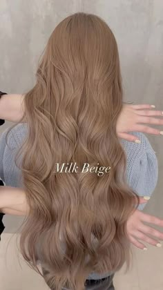 Honey Blonde Light Brown Hair, Kotori Beige Hair, Light Hair Ideas, Capuchino Hair Color, Light Hair Color Ideas For Brunettes, Cute Hair Colors For Blondes, Pearl Beige Hair, Milky Beige Hair Color, Light Caramel Hair Color