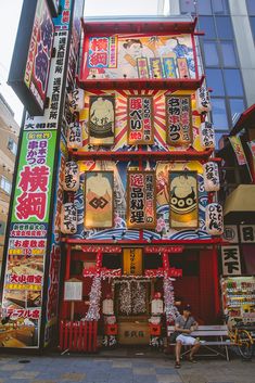 Osaka Itinerary, City In Japan, Japanese Restaurant Design, Famous Castles, Osaka Castle, Japan Street, Japanese Pop Culture, Japan Shop, Japan Aesthetic