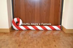 there is a candy cane on the floor in front of a wooden door that says, stoffa amoe e fantassie