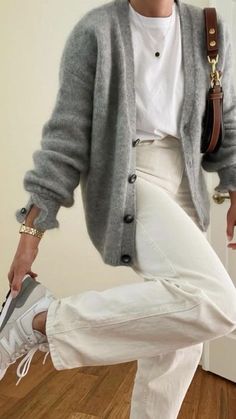 Women Fashion 30s, Midsize Fall Outfits Casual, Fii Puternic, Paris Mode, Work Fits, Style 2023, Looks Street Style, Cardigan Outfits