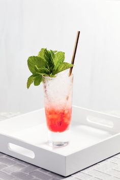 How to Make a Cosmopolitan Cocktail - 10 Ways to Make Cosmopolitan Drinks Cosmopolitan Drink Recipe, Autumn Drinks, Cosmopolitan Drink, Rum Swizzle, Spring Drink, Pink Cocktails, Cocktail Garnish, Mixed Drinks Recipes