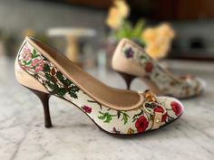 These delightful Gucci pumps are from the 1980s.  Purchased in Italy, they have had a rubber sole placed on the toe area.  Made from the iconic floral linen design trimmed with leather.  They also feature the iconic Gucci horsebit buckle on the toe. In excellent condition, appear hardly worn, bar a scuff mark on one backside (see last photo) and some internal wear to the inner sole.  Marked size 37.5C Stilleto Shoes, Linen Design, Gucci Pumps, Heart Shoes, Gucci Horsebit, Womens Pumps, Floral Shoes, Womens Heels, Pump Shoes