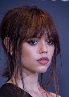 Jena Ortega Hairstyle, Jenna Ortega Without Bangs, Wednesday Adams Bangs, Jenna Ortega Hair Beetlejuice, Jena Ortega Bangs, Celebrity With Bangs, Jenna Ortega Hair Long Bangs, Wispy Bangs Dark Brown Hair, Jenna Ortega Astrid