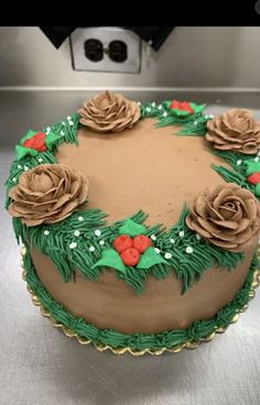 Winter Buttercream Cake, Winter Cake Ideas Simple, December Cake Ideas, Round Christmas Cakes, Winter Cake Decorating Ideas, Christmas Cupcake Cakes