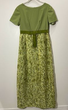 Long Vintage Dress 60s ? Small Theatre Costume Green. The dress is fully lined with a back zipper. Fantastic condition especially for its age. No stains or holes. Armpit to armpit 17” Waist 29” circumference Length 57” Green Retro Vintage Dress, 1950s Style Green Vintage Dress For Spring, Green Retro Vintage Dress With Short Sleeves, Vintage Green Dress For Garden Party, Green Lined Vintage Dress, Retro Green Lined Vintage Dress, 1950s Style Green Short Sleeve Dress, 1950s Green Short-sleeved Dress, 1950s Green Short Sleeve Dress