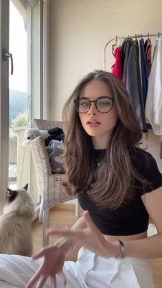 Glasses For Girls Aesthetic, Olivia Christie Instagram, Girls With Glasses Aesthetic, Glasses Inspo Women, Girl Glasses Aesthetic, Glasses Outfit Aesthetic, Glasses Girl Aesthetic, Glasses Women Aesthetic