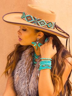 Gambler Hat, Stile Boho Chic, Beaded Hat Bands, Fox Fur Vest, Looks Country, Beaded Hat, Estilo Hippie, Western Cowboy Hats, Western Chic