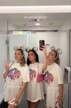 Oversized Disney Shirt Outfit, Spring Disneyland Outfits, Matching Disney Outfits Bff, Wdw Outfits Women, Disney World Summer Outfits, Disney World Birthday Outfit, Matching Disney Outfits, Cute Disney Fits