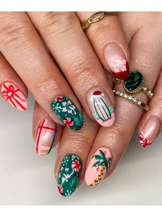 You can have a nice Christmas with colorful and cute Christmas nails. A nice alternative for those who want different Christmas nail designs. Christmas Palm Tree Nails, Christmas Nails Maximalist, Christmas Abstract Nails, Tropical Christmas Nails, Bright Christmas Nails, Easy Christmas Nail Designs, Gift Nails