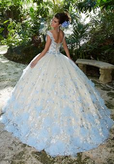 Elegant White Evening Dress For Quinceanera, Elegant Blue Quinceanera Dress For Wedding, Elegant White Quinceanera Evening Dress, Elegant Quinceanera Dress With Sweep Train For Gala, White Ball Gown, Champagne Quinceanera Dresses, 15 Dresses Quinceanera, Quinceanera Dresses Blue, Pretty Quinceanera Dresses