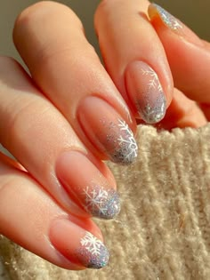 Christmas Nails 2023 Snowflakes, December Nails Christmas Simple, Snowflake Acrylic Nails Short, Snowflake Manicure Ideas, Snowflake French Manicure, Winter French Tip Nails Snowflakes, Holiday Snowflake Nails, Snow Nail Art Snowflakes, Winter 2023 Nail Designs