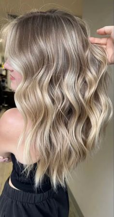 Fall Hair Color Trends To Try Out This Year - MorningKo Aesthetic Hair Blonde, Dirty Blonde Hair With Highlights, Hair Blonde Balayage, Blonde Light Brown Hair, Bright Blonde Hair, Fall Blonde Hair, Blonde Balayage Highlights, Brown Hair Inspo