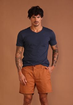 Este Short Masculino de Barra Dobrada Caramelo é perfeito para quem busca estilo e conforto. Com seu design moderno e barra dobrada, alia praticidade e elegância em um só produto. Feito com materiais de alta qualidade, garante durabilidade e caimento perfeito. Ideal para compor looks despojados e versáteis. TABELA DE MEDIDAS TAMANHO 38 40 42 44 46 CINTURA 80cm 84cm 88cm 92cm 96cm QUADRIL 96cm 100cm 104cm 108cm 112cm Curdoroy Shorts Men, All Jeans, Design