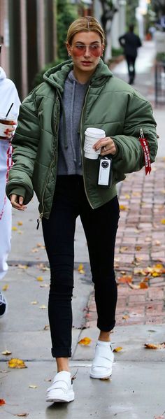 Look 80s, Hailey Baldwin Style, Casual Party Outfit, Tumblr Outfits, Streetwear Mens, Eye Tutorial, Jacket Outfit, Looks Street Style, Hailey Baldwin